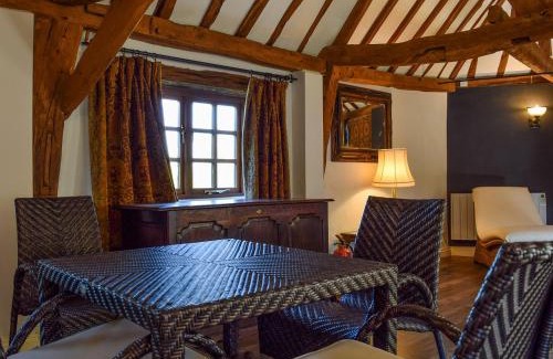 Wooburn Moor House | Charming Barn Suite: Pet-Friendly & Family-Friendly Escape
