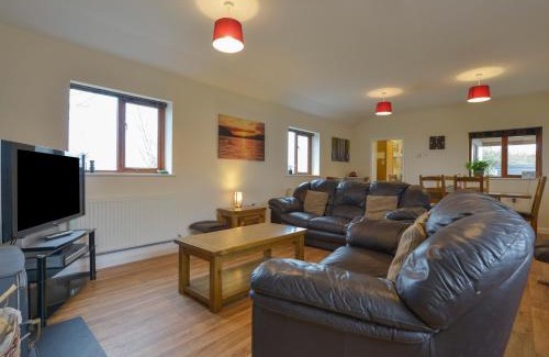 Bideford House | Pet-Friendly Barn View: A 4-Star Family Retreat