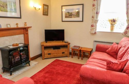 Carperby House | Enchanting Barnbrook: Child-Friendly Retreat with 10/10 Rating