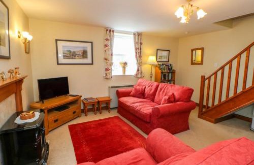 Carperby House | Enchanting Barnbrook: Child-Friendly Retreat with 10/10 Rating