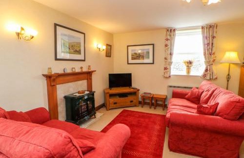 Carperby House | Enchanting Barnbrook: Child-Friendly Retreat with 10/10 Rating