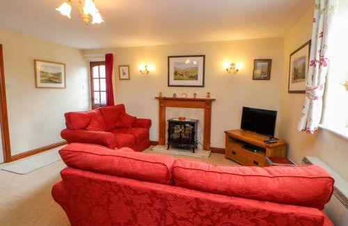Carperby House | Enchanting Barnbrook: Child-Friendly Retreat with 10/10 Rating