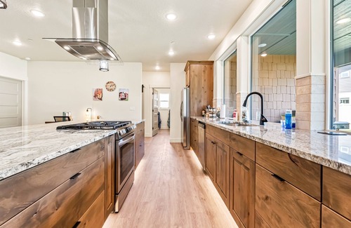Caldwell House | Barndominium Getaway|Family Retreat|Teams|RV Options|Pickleball|Fire Pits