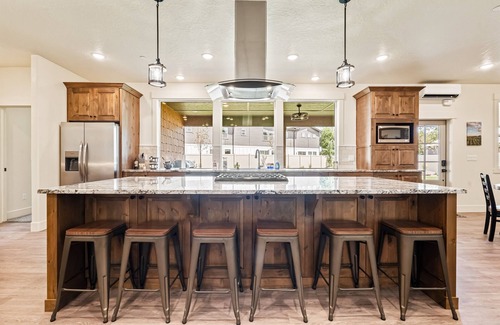Caldwell House | Barndominium Getaway|Family Retreat|Teams|RV Options|Pickleball|Fire Pits