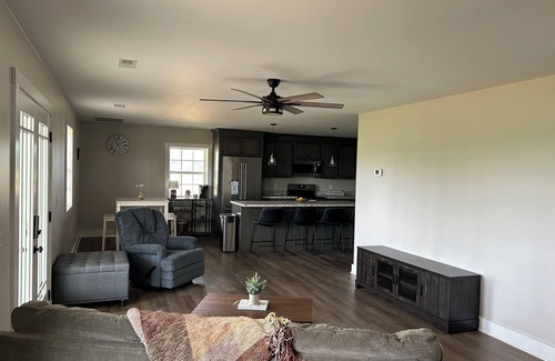 Franklin Apartment | Relaxing Barndominium with Fishing Lake and Pickleball