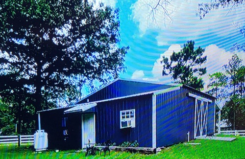 McNeill House | Tranquil Barndominium with Pet-Friendly Amenities
