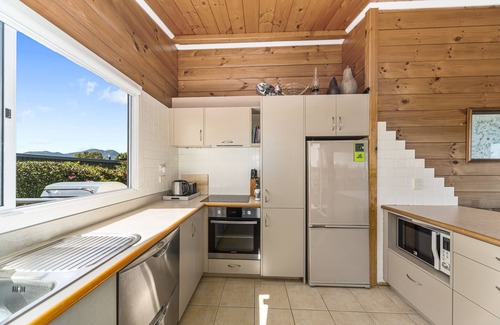 Taupo House | Inviting Barne the Bentley - Family & Pet-Friendly Retreat
