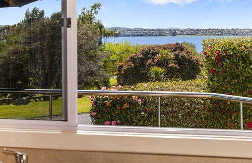 Taupo House | Inviting Barne the Bentley - Family & Pet-Friendly Retreat
