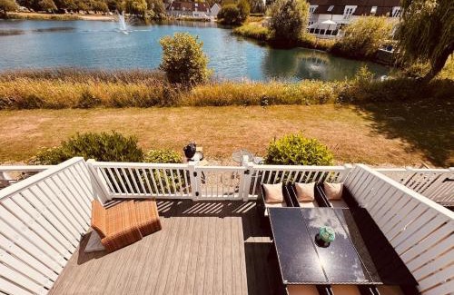 South Cerney House | Barneys Retreat - Lakeside Getaway