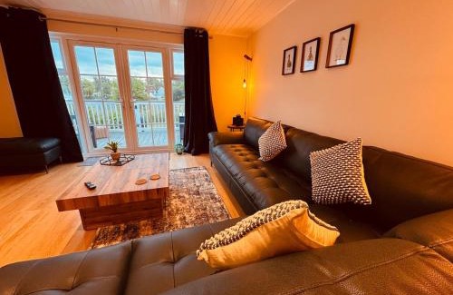 South Cerney House | Barneys Retreat - Lakeside Getaway