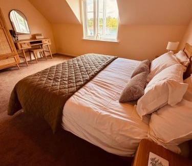 South Cerney House | Barneys Retreat - Lakeside Getaway
