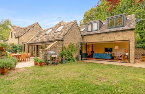 Malmesbury House | Discover Barns Lee: Family Retreat with Pool & Spa