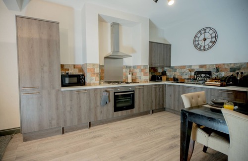 Wirral Cottage | Welcoming House with Garden & Parking in Central Wirral