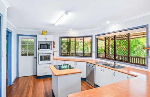 Rainbow Beach House | Discover Barny's at Rainbow Beach - Pet Friendly Oasis