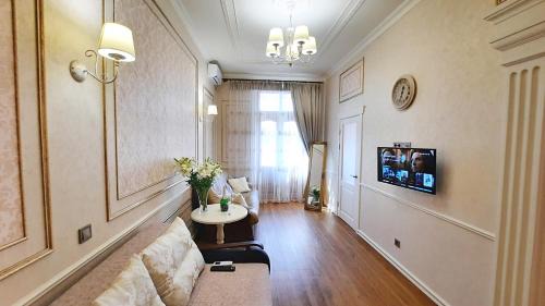Sukhinovka Apartment | Elegant Barokko Terrassa: 4-Star Stay with 24/7 Access