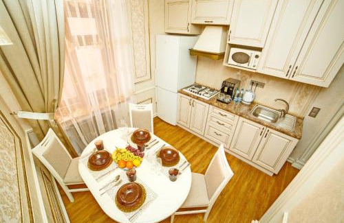 Sukhinovka Apartment | Elegant Barokko Terrassa: 4-Star Stay with 24/7 Access