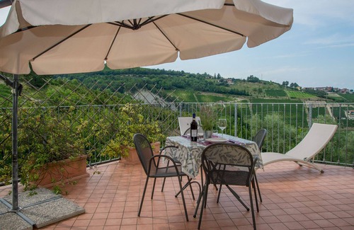 Diano d'Alba Apartment | Barolo Apartment: Embrace Nature in the Hills