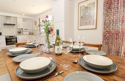 Nettlestone Cottage | Barolo Cottage: Romantic Getaway with Hot Tub & Ocean Views
