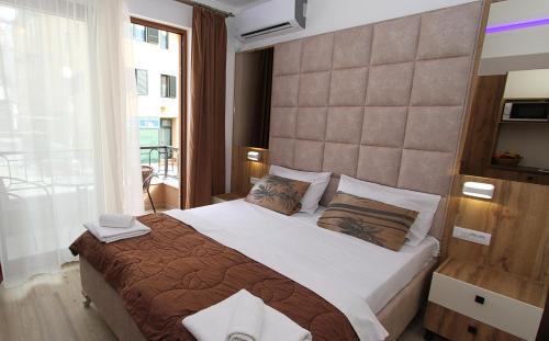 Maini Apartment | Baron Hotel: Family-Friendly & Wheelchair Accessible Stays
