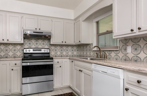 Fredericksburg House | Baron's Bungalow | 2/2, Hot Tub, Fire-pit & Grill, Pet Friendly w/fee