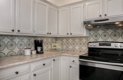 Fredericksburg House | Baron's Bungalow | 2/2, Hot Tub, Fire-pit & Grill, Pet Friendly w/fee