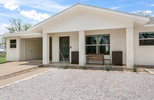 Fredericksburg House | Baron's Bungalow | 2/2, Hot Tub, Fire-pit & Grill, Pet Friendly w/fee