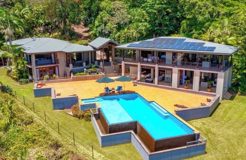Cairns Villa | Cozy Sirocco: Private Retreat with Kitchen Amenities