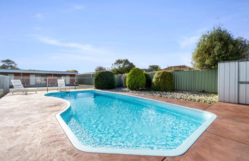 Colac Hotel | Oceanfront Baronga Motor Inn with Pool & Family Amenities