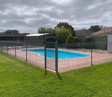 Colac Hotel | Oceanfront Baronga Motor Inn with Pool & Family Amenities