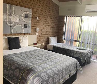 Colac Hotel | Oceanfront Baronga Motor Inn with Pool & Family Amenities