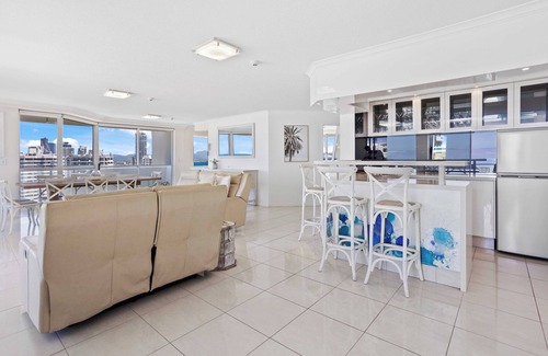 Surfers Paradise Apartment | Discover Baronnet Apartments: Oceanfront Paradise Awaits