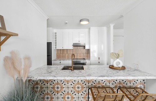 Surfers Paradise Apartment | Discover Baronnet Apartments: Oceanfront Paradise Awaits