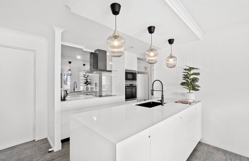 Surfers Paradise Apartment | Discover Baronnet Apartments: Oceanfront Paradise Awaits