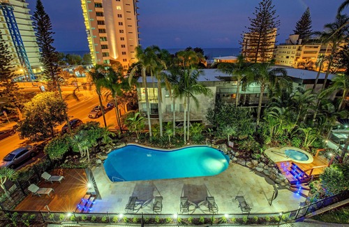 Surfers Paradise Apartment | Discover Baronnet Apartments: Oceanfront Paradise Awaits