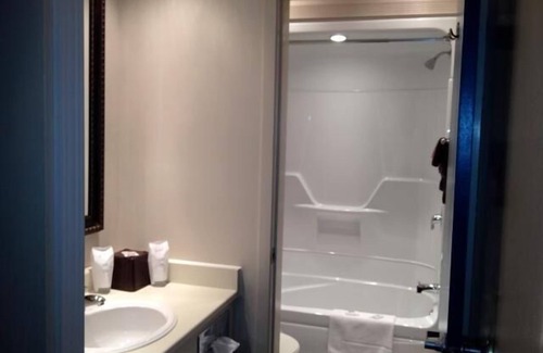 Carleton Place Hotel | Comfortable Stay at Barons Motor Inn with Family-Friendly Amenities