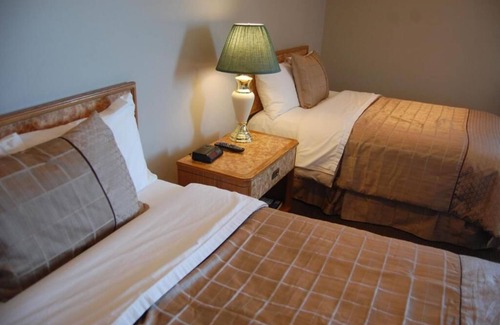 Carleton Place Hotel | Comfortable Stay at Barons Motor Inn with Family-Friendly Amenities