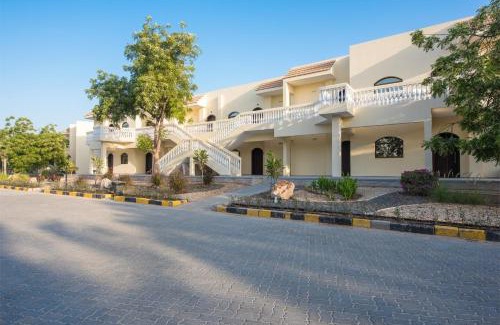 Umm al Quwain Resort | Oceanfront Barracuda Resort: Family-Friendly with Pool Access