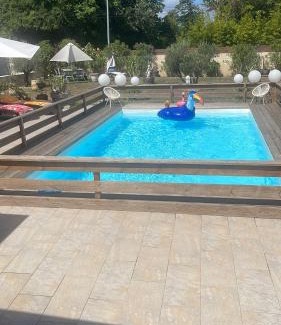 Libourne House | Relax at BARREAU: Oceanfront Bliss with Top Amenities