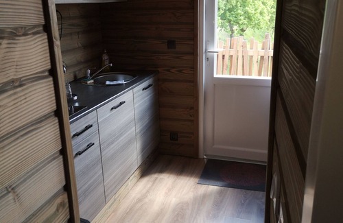 Saint-Leonard-des-Bois Cabin | Cozy Cabin Retreat with Pool and Breakfast Included