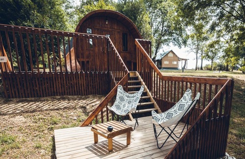 Saint-Leonard-des-Bois Cabin | Cozy Cabin Retreat with Pool and Breakfast Included