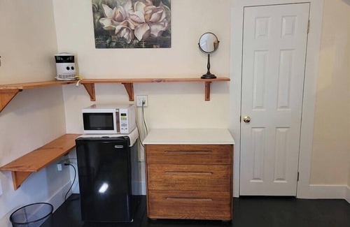 East Haven Rutland County Apartment | Barrett Hill Rooms 1 mile from all medical accommodations in Rutland City