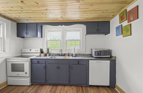 Jefferson House | Pet-Friendly Barrett Place: Guest Rated 9.8 in Jefferson, NC