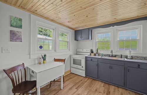 Jefferson House | Pet-Friendly Barrett Place: Guest Rated 9.8 in Jefferson, NC