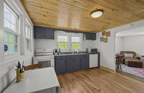Jefferson House | Pet-Friendly Barrett Place: Guest Rated 9.8 in Jefferson, NC