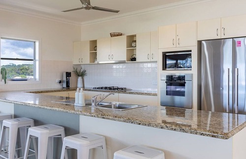 Agnes Water House | Barrier Reef Retreat - 4BR w/Pool 1 min to Beach