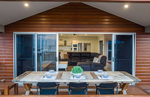 Agnes Water House | Barrier Reef Retreat - 4BR w/Pool 1 min to Beach