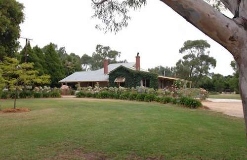 Woodside Villa | Experience Barristers Block Vigneron Villa: 4-Star Comfort