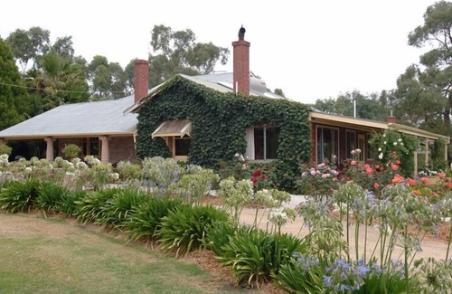 Woodside Villa | Experience Barristers Block Vigneron Villa: 4-Star Comfort