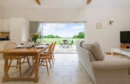 Petersfield House | Cozy Barrow Hill Barns: Pet-Friendly Retreat with Hot Tub