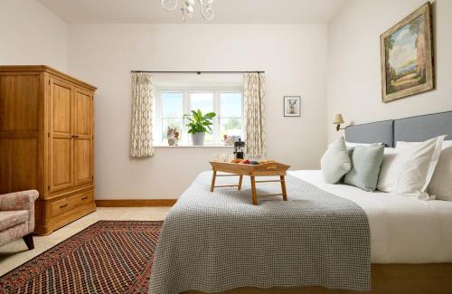 Petersfield House | Cozy Barrow Hill Barns: Pet-Friendly Retreat with Hot Tub